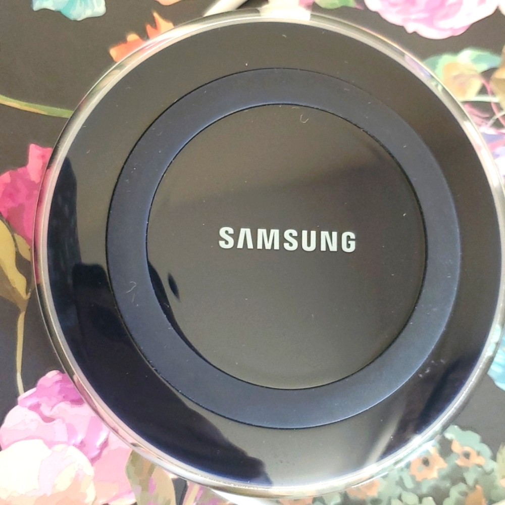 Samsung Wireless Charger phone earbuds